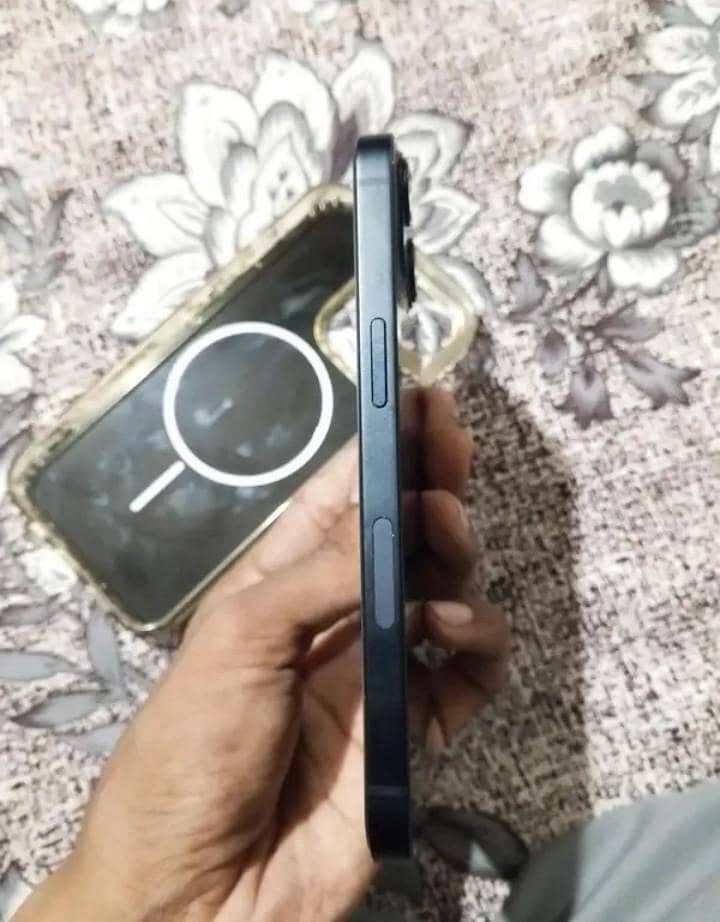 Apple iPhone 13 5