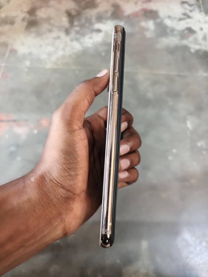Apple iPhone XS Max 3