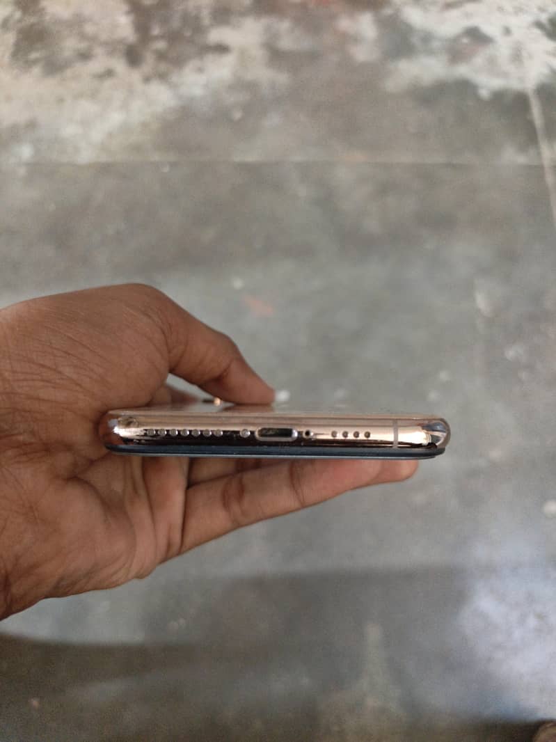 Apple iPhone XS Max 4