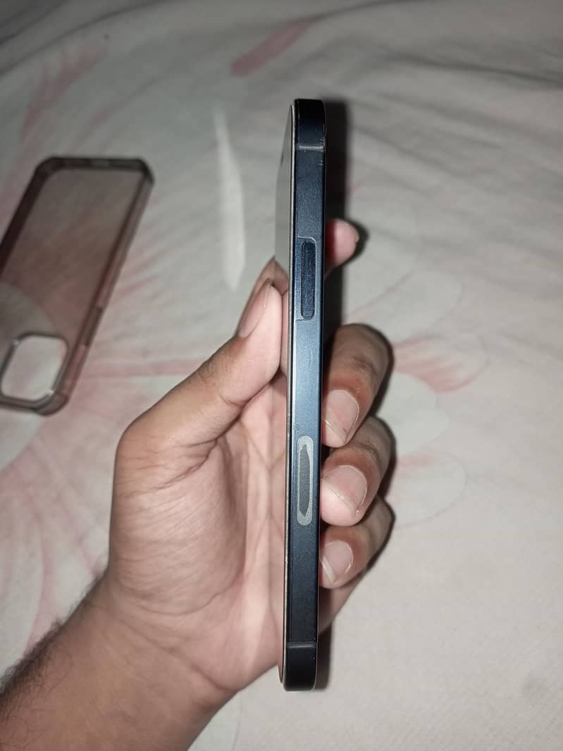 Apple iPhone 12 4