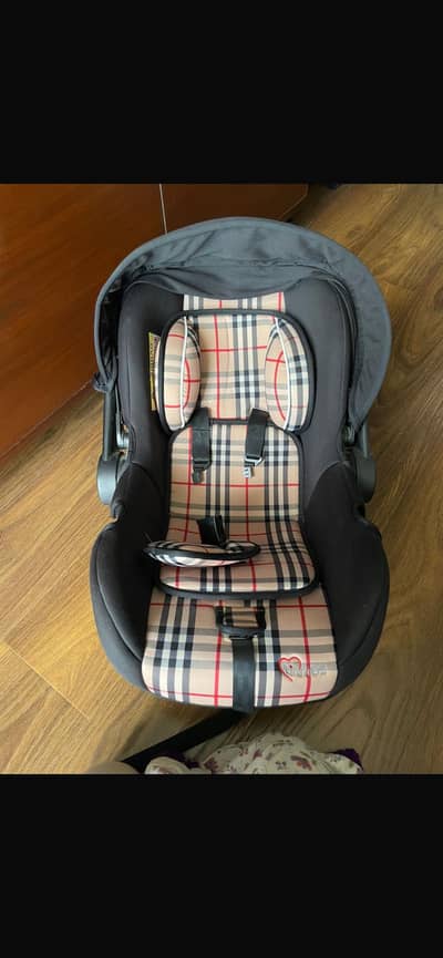 Baby carrycot and car seat