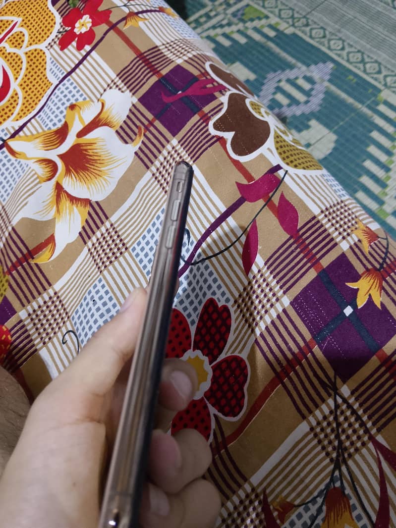 Apple iPhone XS 3