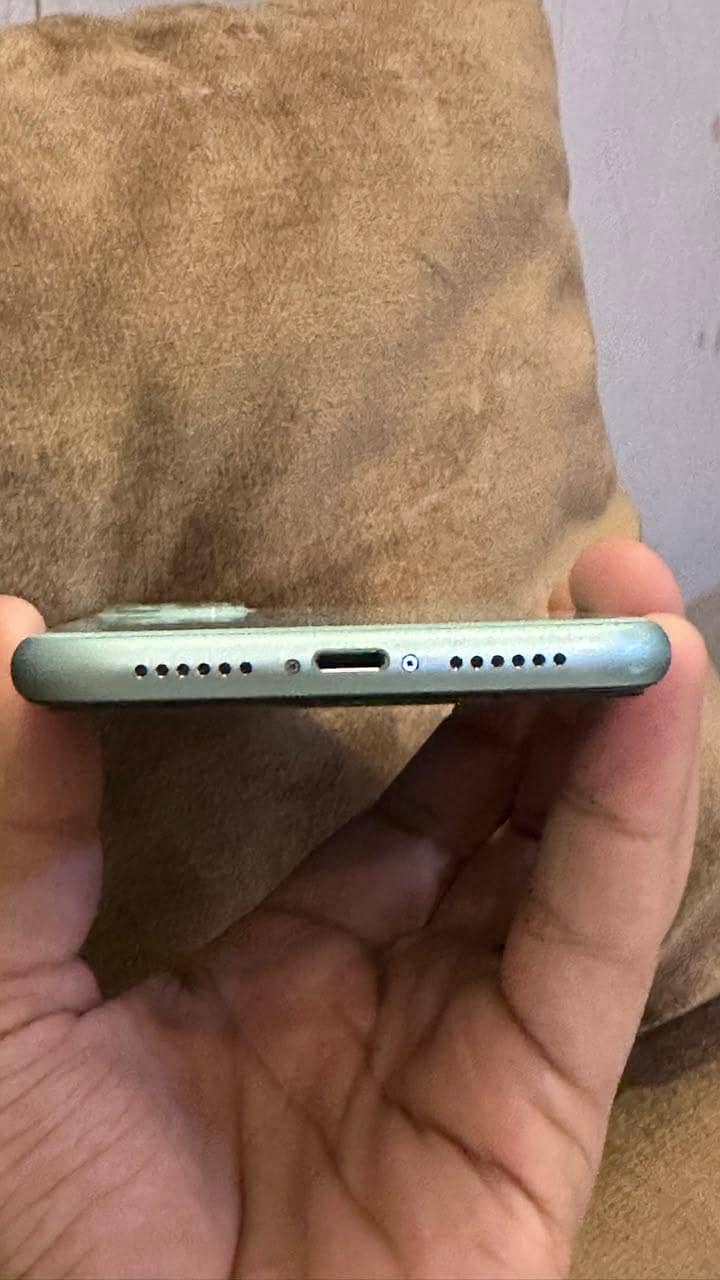 Apple iPhone 11 4