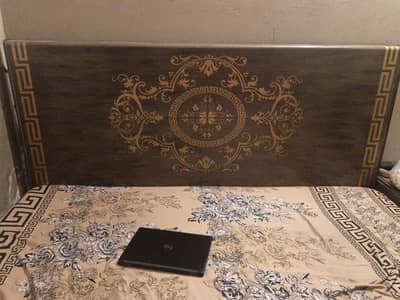 Bed munasib qeemat pay hn Versace bed style