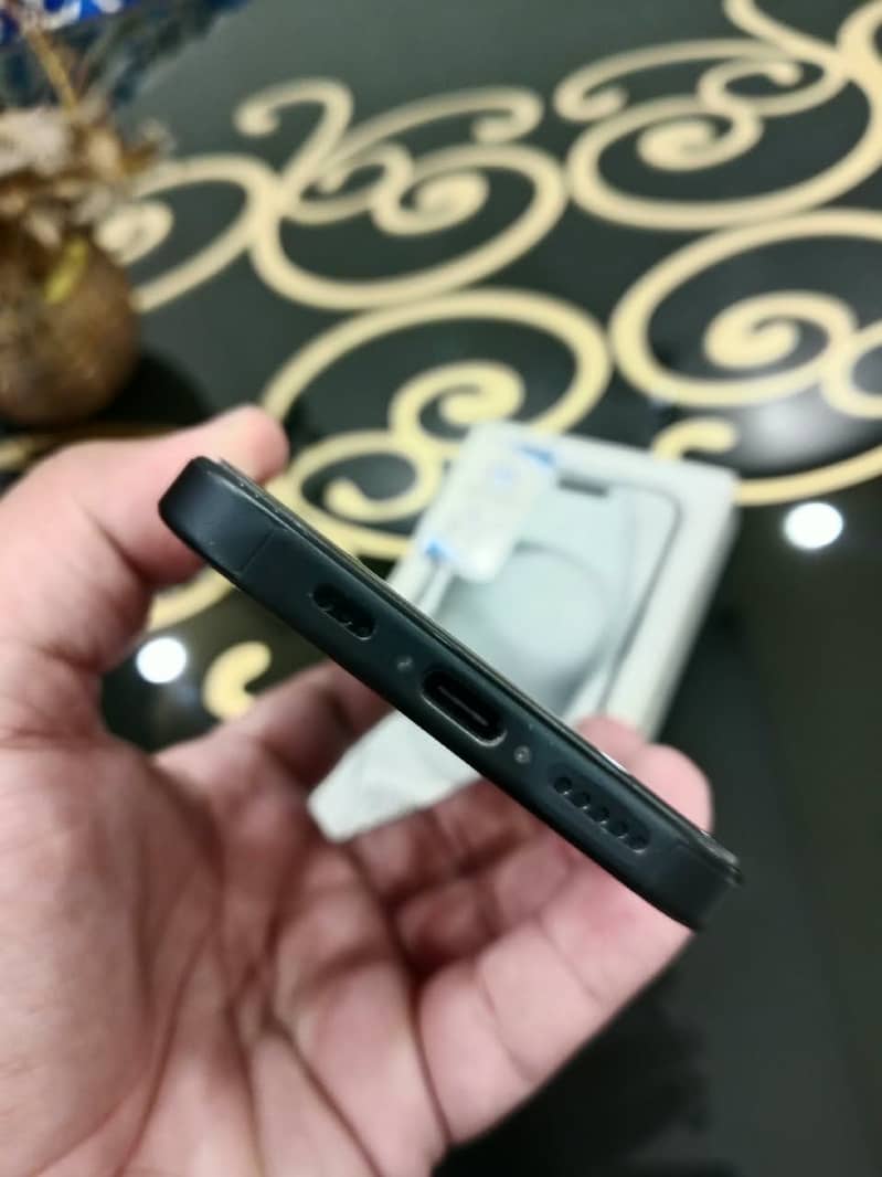 Apple iPhone 15 4