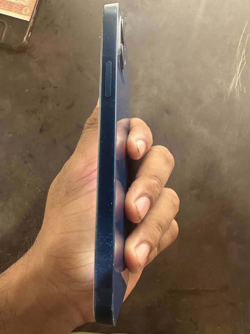 Apple iPhone 12 4