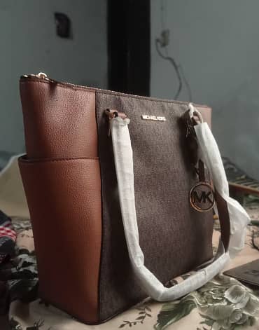 Micheal Kors Original shoulder Bag for ladies imported from Canada