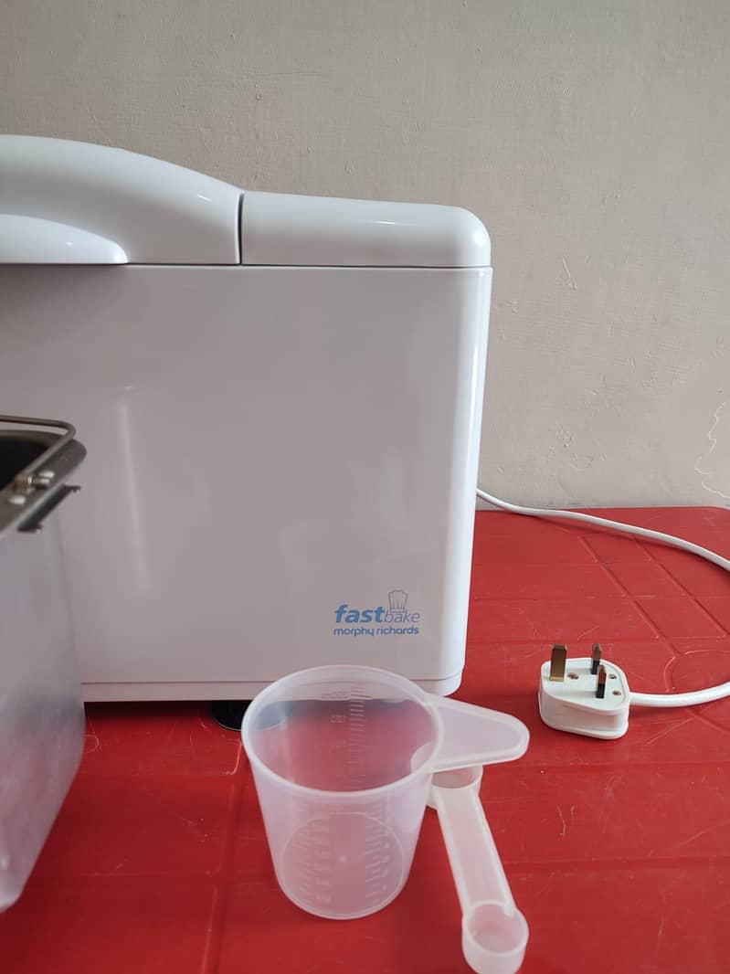 Morphy Richards Electric Automatic Breadmaker / Dough Maker 8