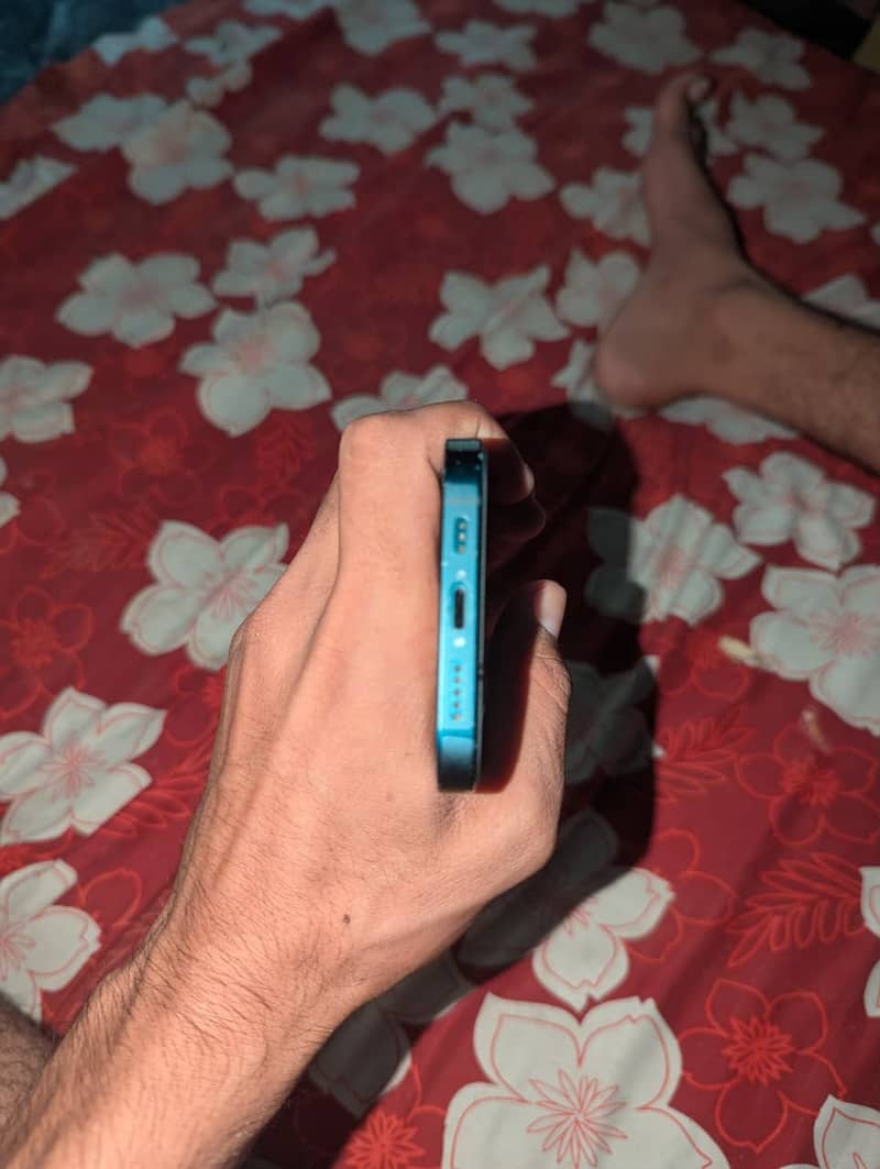 Apple iPhone 13 2