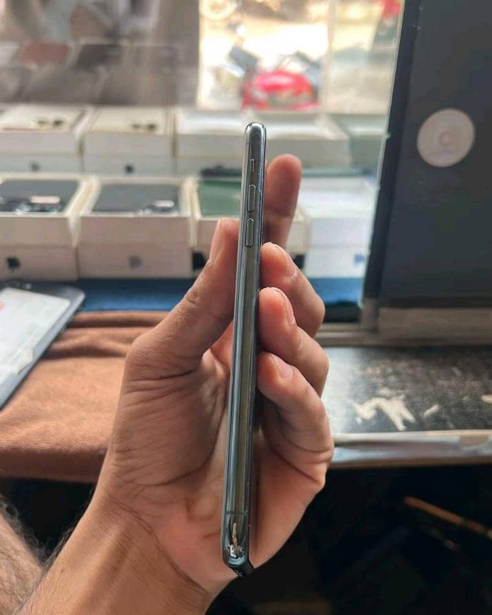 Apple iPhone 11 Pro Max 2