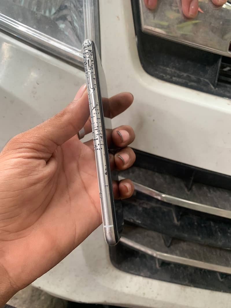 Apple iPhone X 4