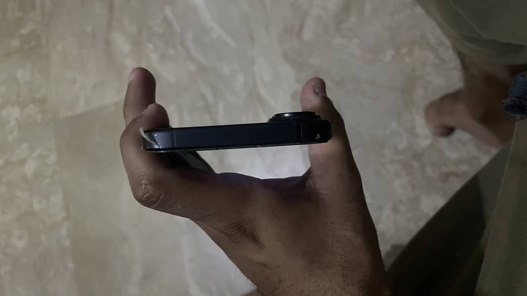 Apple iPhone 16 4