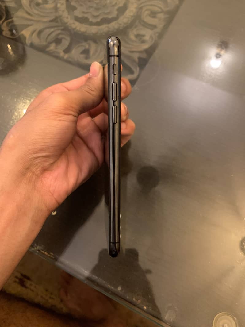 Apple iPhone X 4