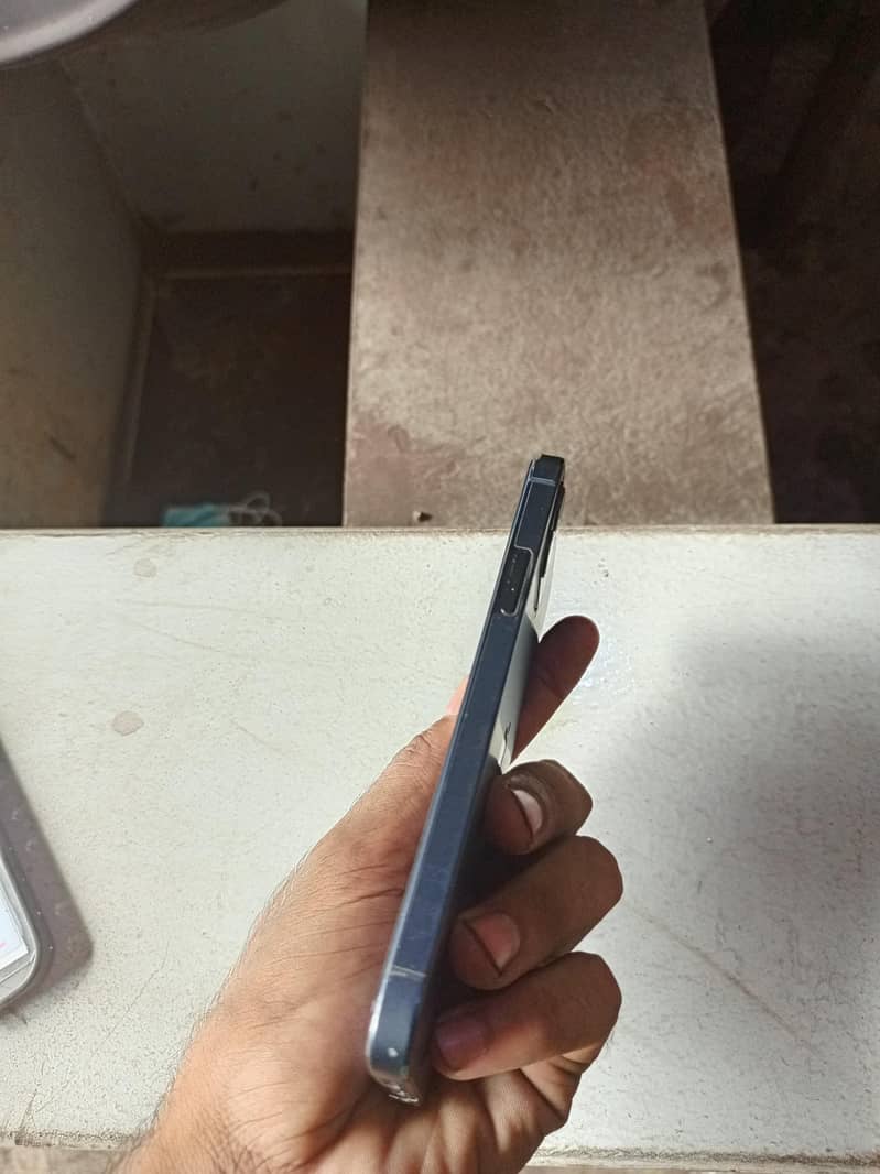 Apple iPhone 12 4