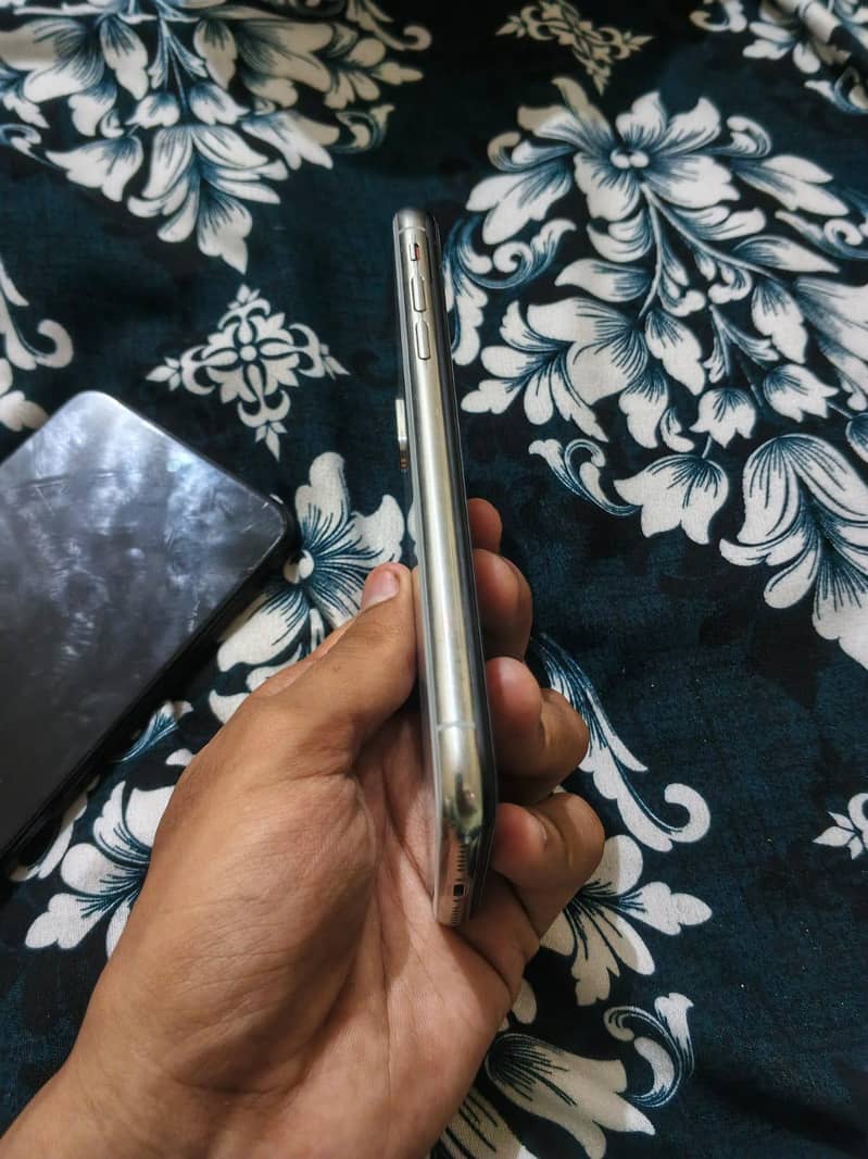 Apple iPhone X 4