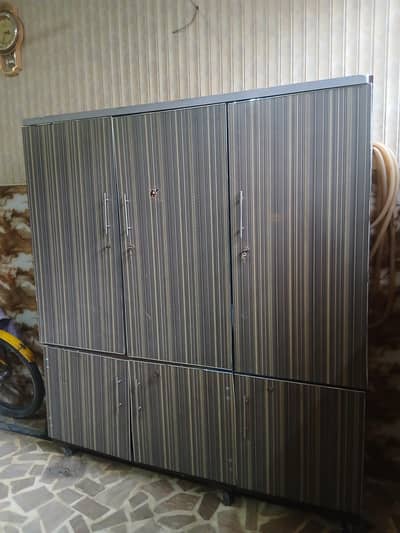 wardrobe/almirah