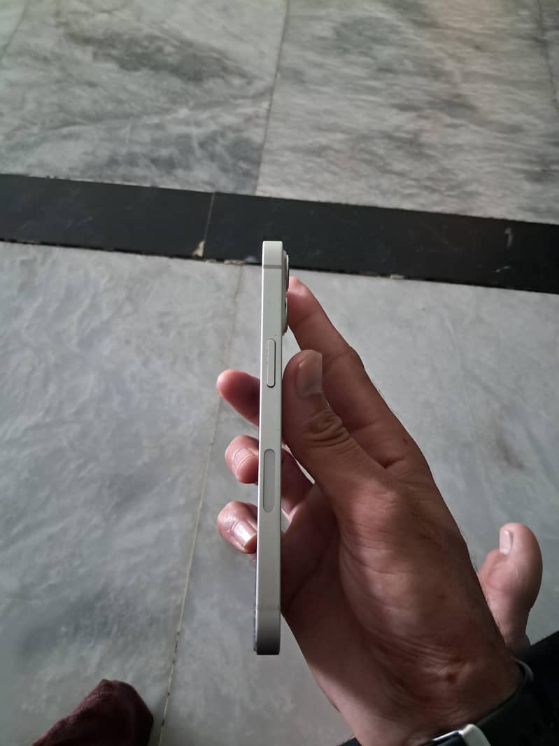 Apple iPhone 13 4