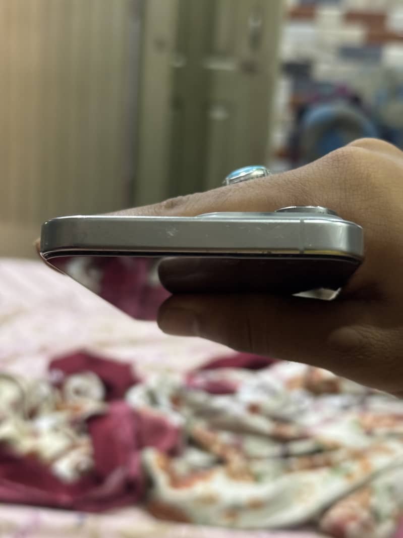 Apple iPhone 16 Pro Max 1