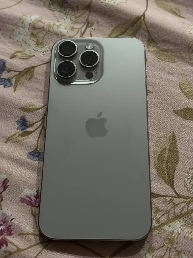 Apple iPhone 16 Pro Max 4