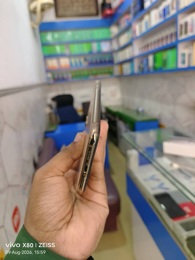 Apple iPhone XS Max 4