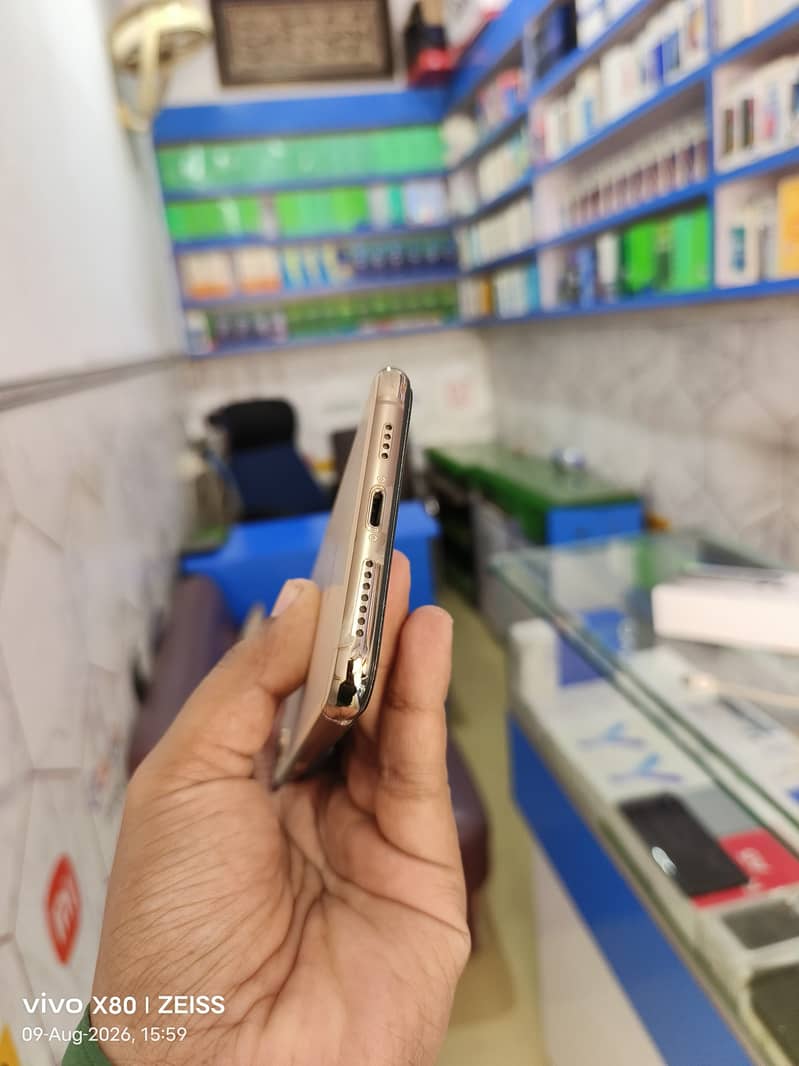Apple iPhone XS Max 5