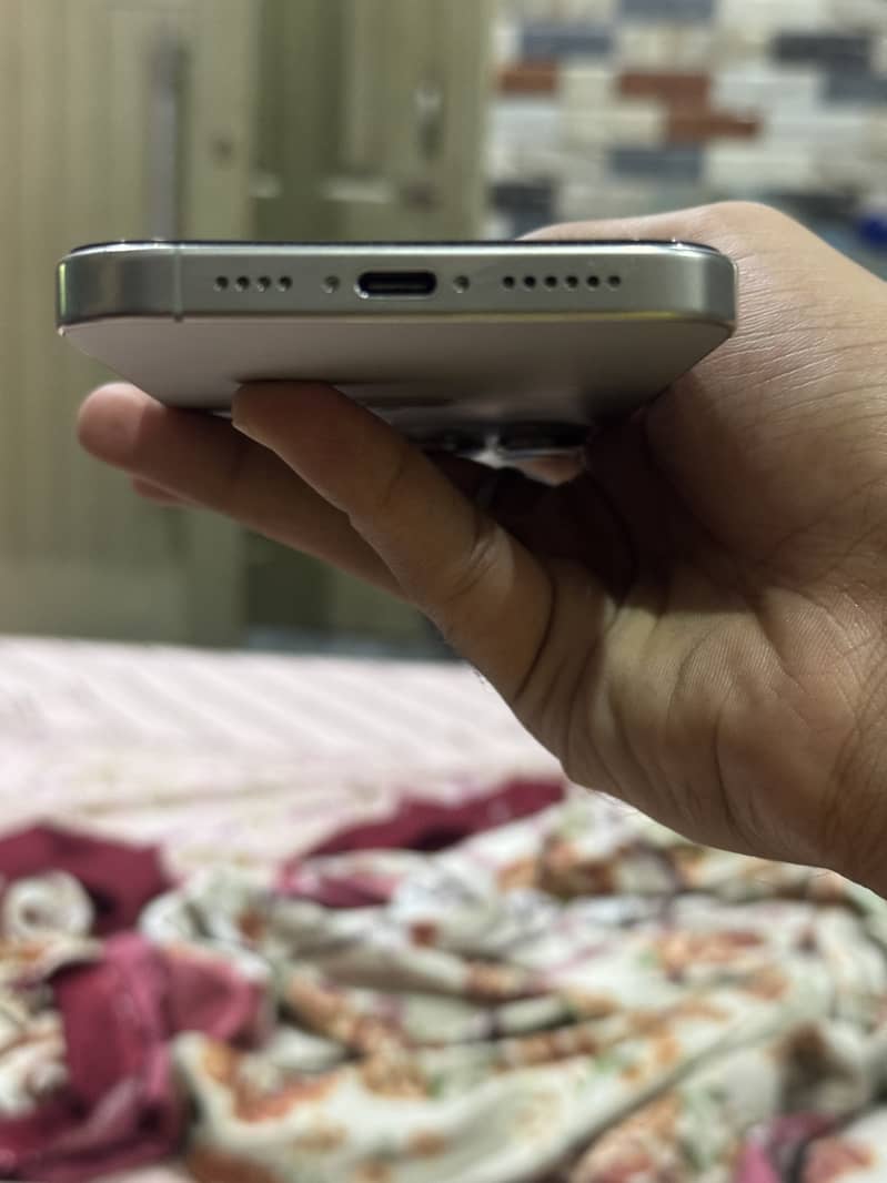 iPhone 16 pro max 4