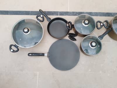 Non-stick cookware set