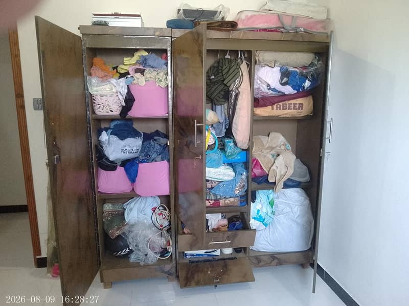 threee door cupboard 1