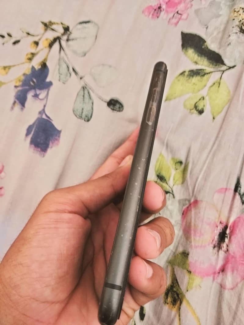 Apple iPhone 11 3