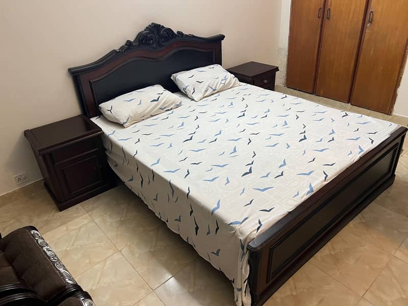 bed with sight tables 0