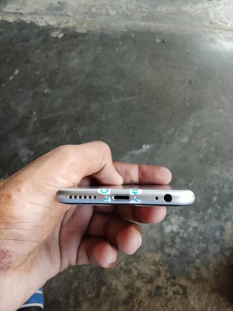 Apple iPhone 6S 4