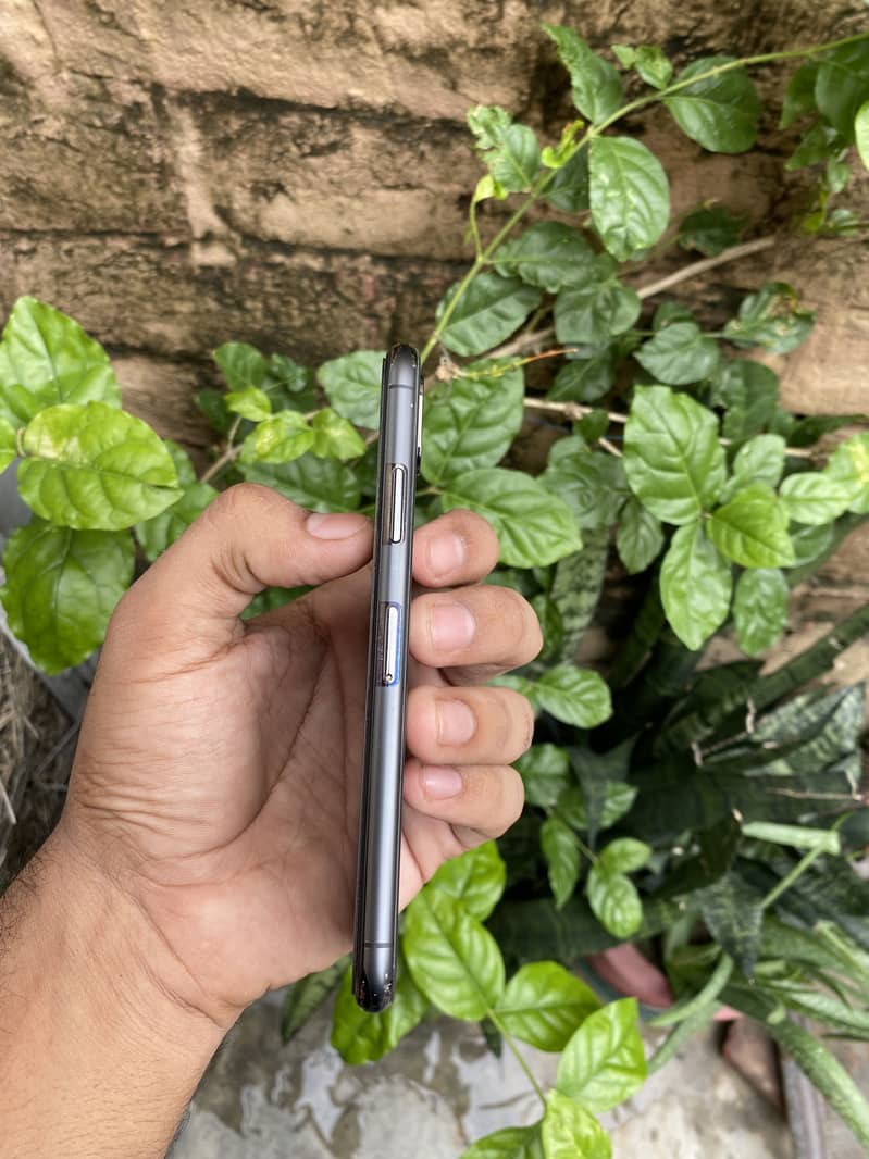 Apple iPhone X 4