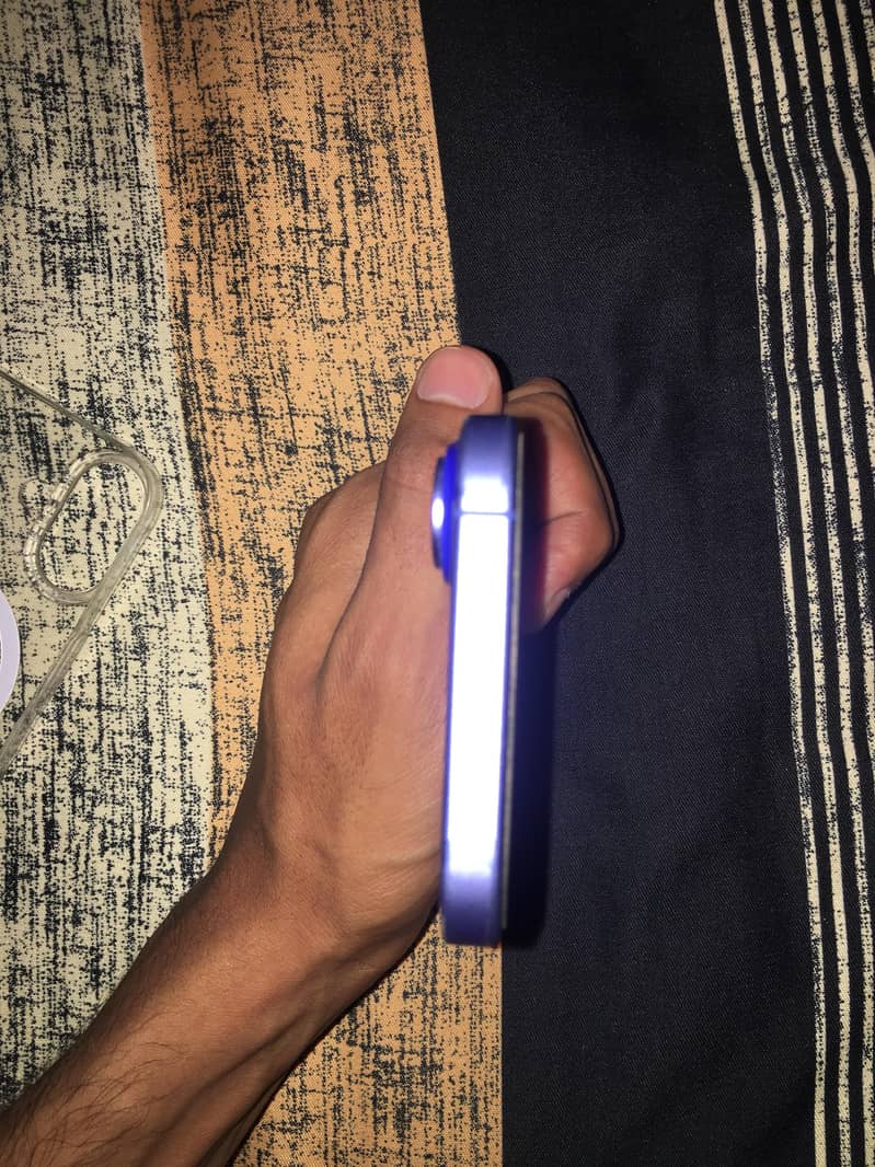 Apple iPhone 16 7