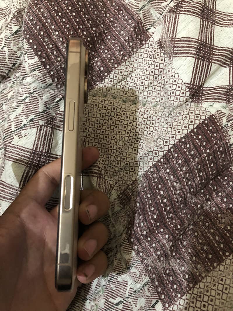 Apple iPhone 16 Pro 1
