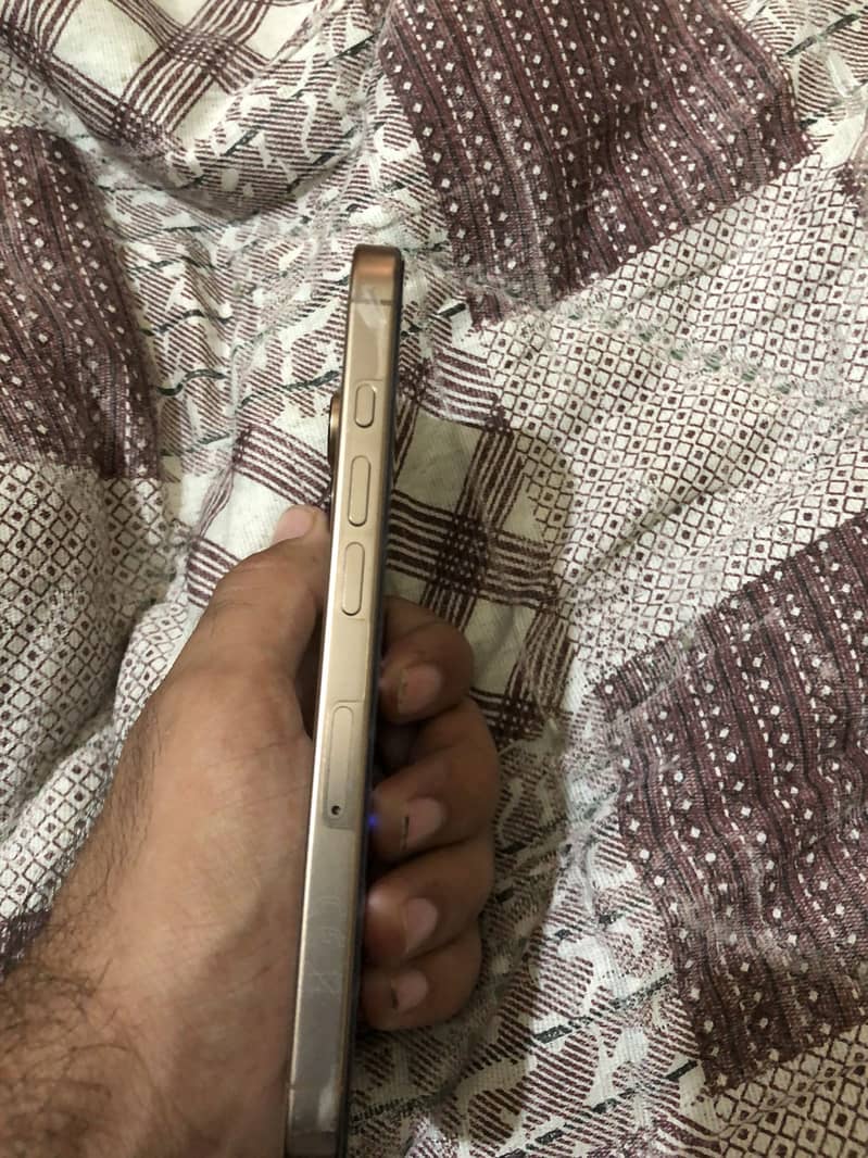 Apple iPhone 16 Pro 3