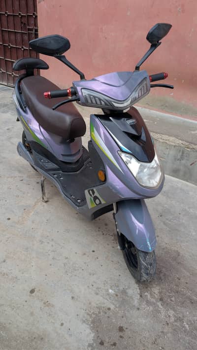 yj future electric scooty