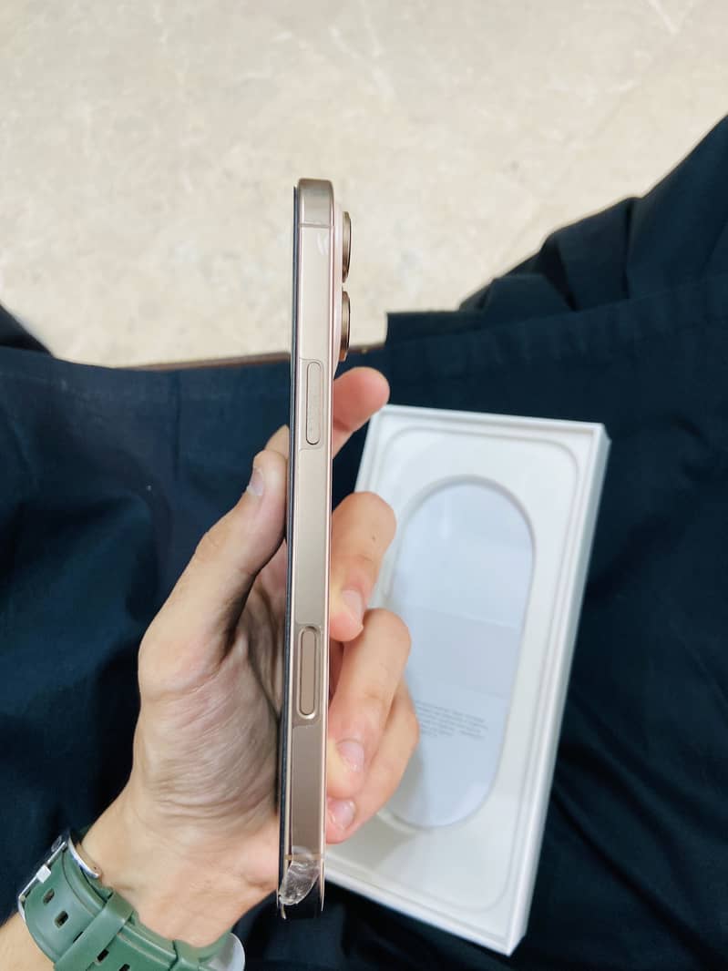 Apple iPhone 16 Pro Max 1