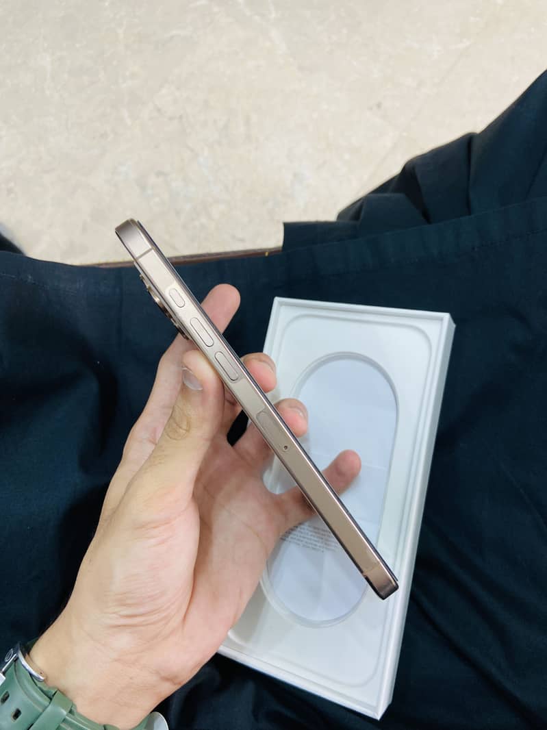 Apple iPhone 16 Pro Max 2