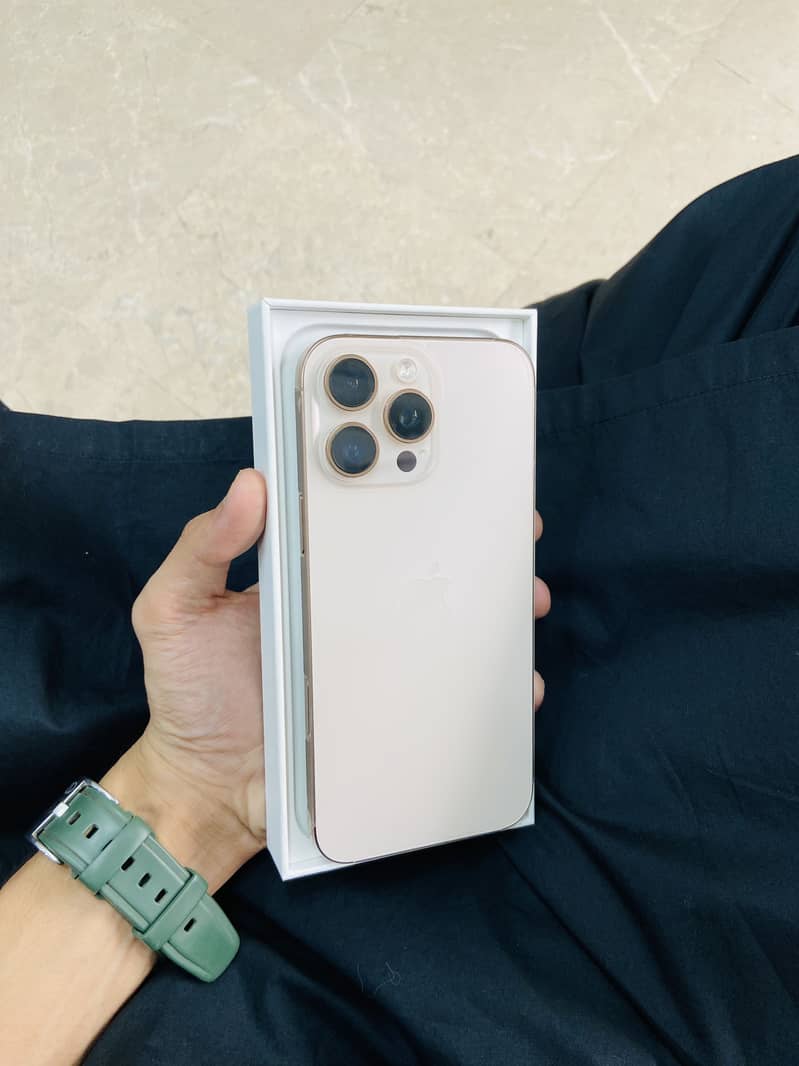 Apple iPhone 16 Pro Max 4