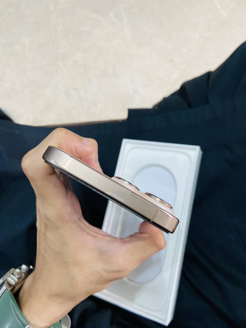Apple iPhone 16 Pro Max 6