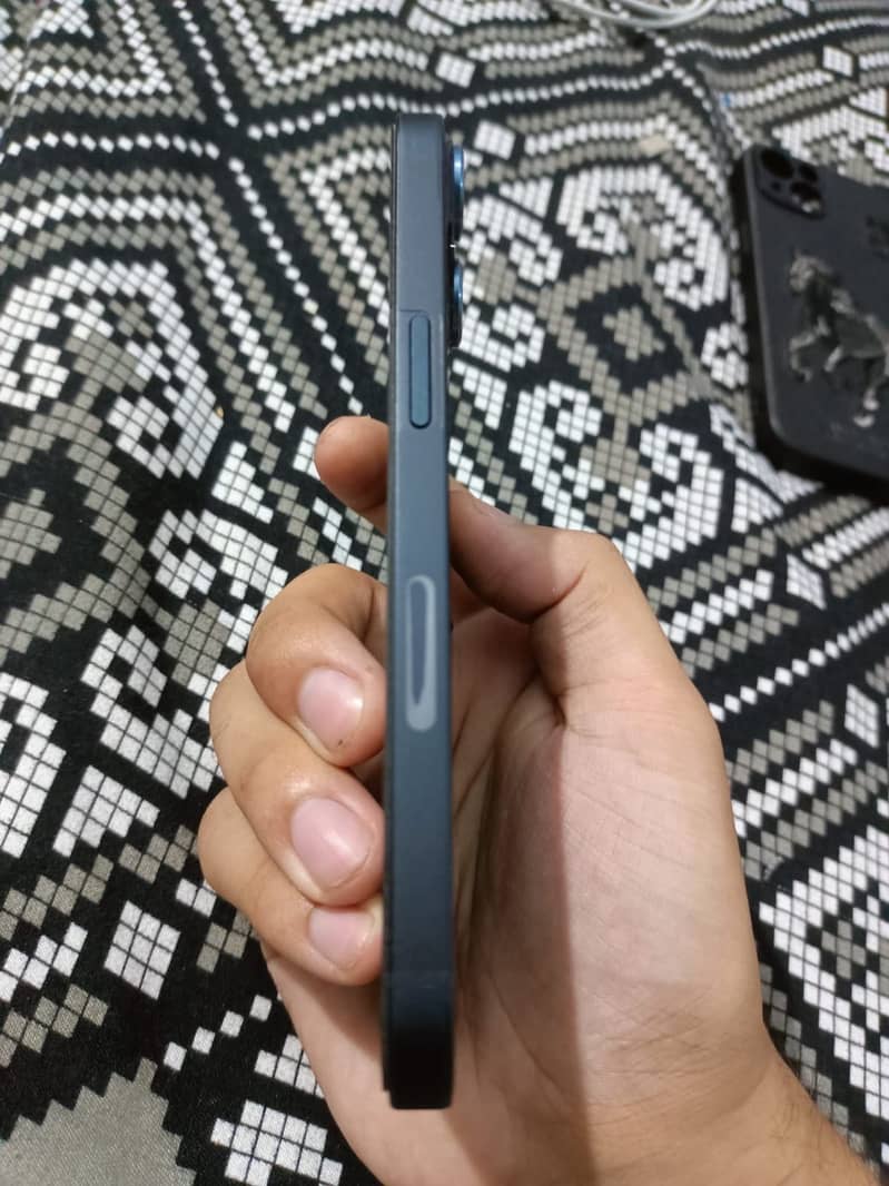 iPhone 13 4