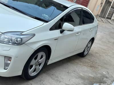 Toyota Prius 2015 total geniun condition full option