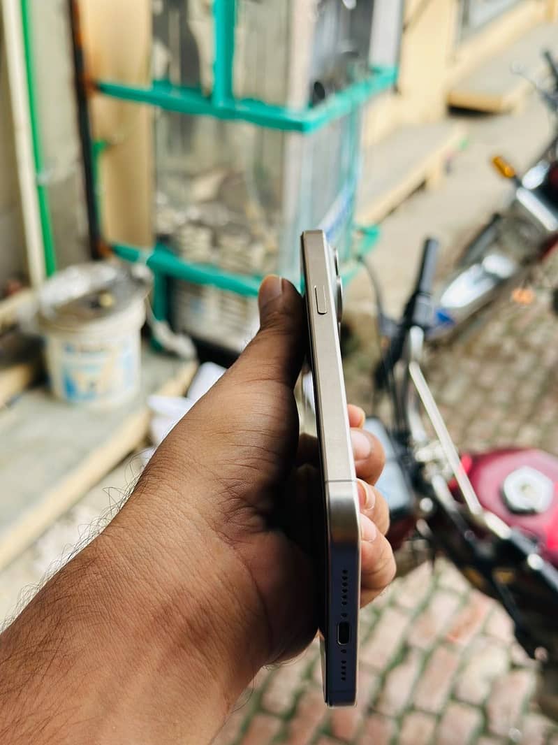 Apple iPhone 15 Pro Max 3