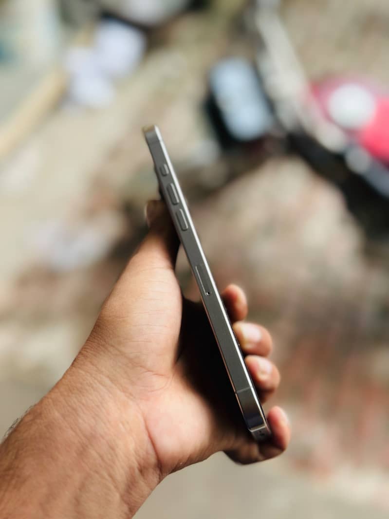 Apple iPhone 15 Pro Max 4
