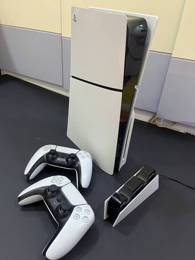 Ps5 Slim Disc 1 Tb with 2 original controllers and charging dock
