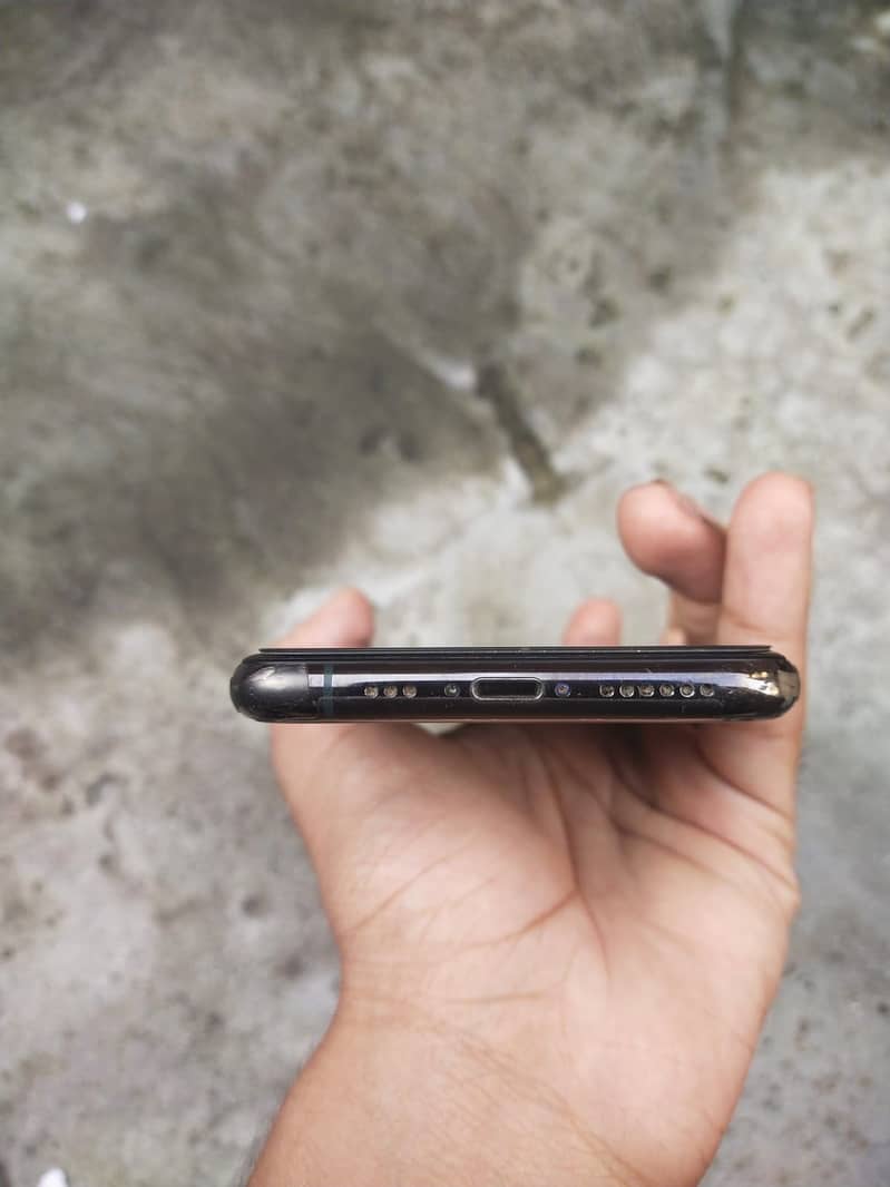 Apple iPhone 11 Pro 4