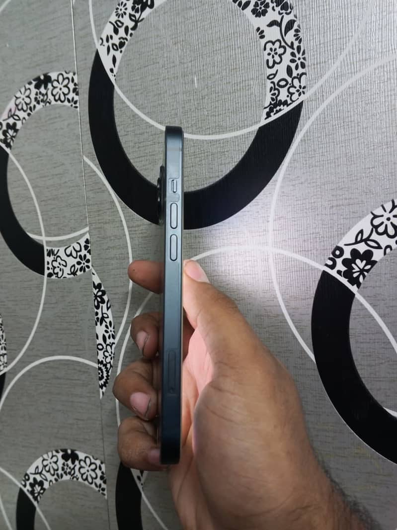 Apple iPhone 13 5
