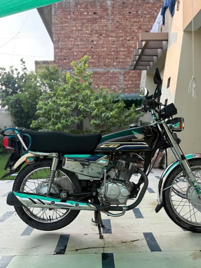 Honda CG 125 Special Edition Chrome – Black | Only 8,500 KM Driven