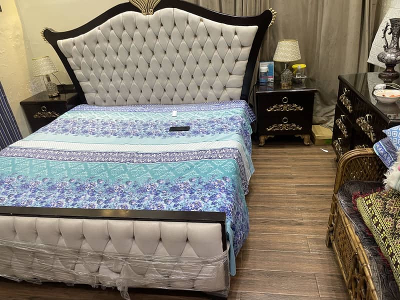 Complete Bed set, side tables, dressing table mirror 2