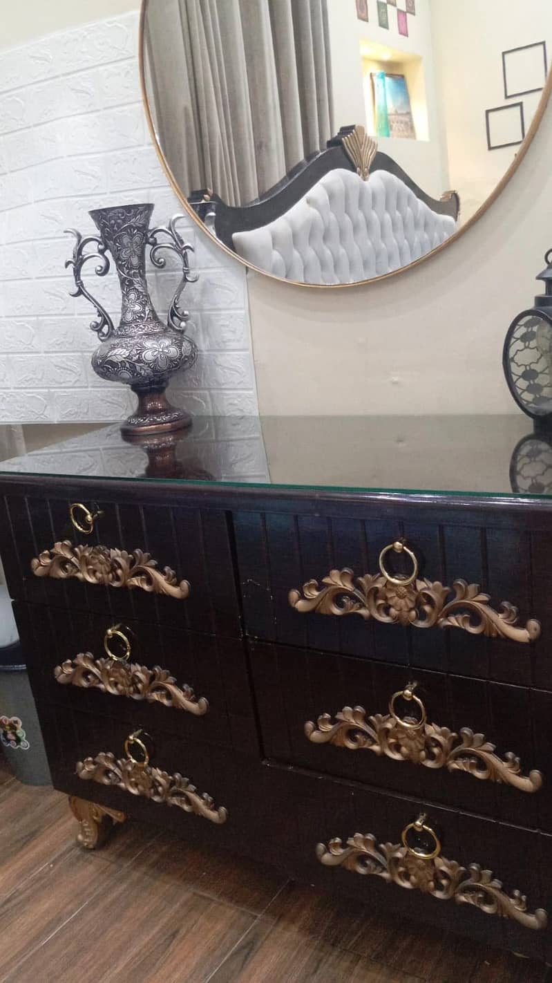 Complete Bed set, side tables, dressing table mirror 4